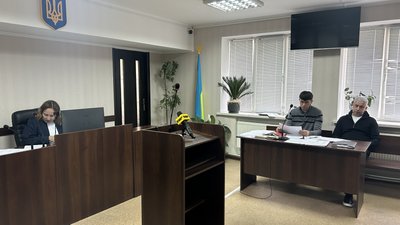 Петро Вашеняк (праворуч) поруч з адвокатом під час судового засідання