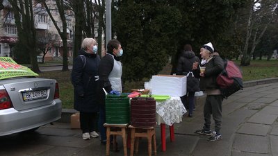 У центрі Рівного почали роздавати безкоштовні обіди для людей у скруті У центрі Рівного почали роздавати безкоштовні обіди для людей у скруті
