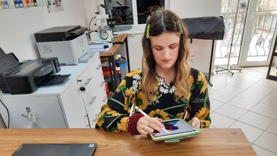 Жителька Тернопільщини створює патріотичні принти на футболках і сумках Жителька Тернопільщини створює патріотичні принти на футболках і сумках