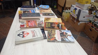 У Тернополі волонтери "Правого сектору" збирають книжки для бійців У Тернополі волонтери "Правого сектору" збирають книжки для бійців