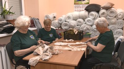 Підійдуть природні кольори – черкаським волонтерам, які шиють речі для армії, бракує тканини