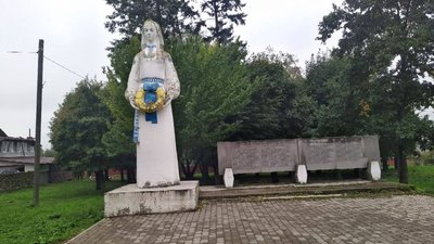 На Львівщині демонтували ще один радянський монумент На Львівщині демонтували ще один радянський монумент