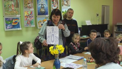 Художниця волонтерить і для діток переселенців - проводить майстер-класи та заняття онлайн. Художниця волонтерить і для діток переселенців - проводить майстер-класи та заняття онлайн.