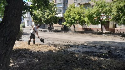 У Херсоні містяни, волонтери та комунальні служби прибирають сміття, яке залишила по собі вода У Херсоні містяни, волонтери та комунальні служби прибирають сміття, яке залишила по собі вода