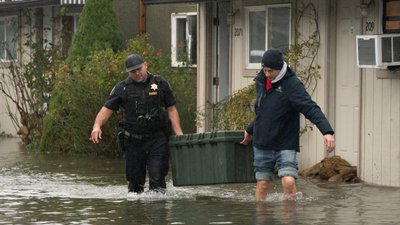 Евакуація через повені у США та Канаді