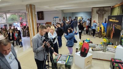 У Тернополі відкрили виставку, аби зібрати гроші на квартиру сім’ї загиблого бійця У Тернополі відкрили виставку, аби зібрати гроші на квартиру сім’ї загиблого бійця