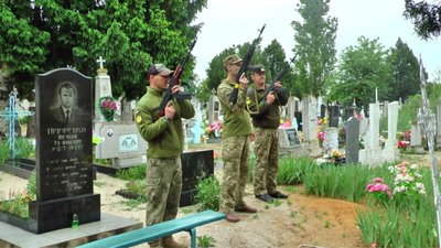 Загинув під час виконання бойового завдання: у селі на Миколаївщині попрощалися із загиблим військовим Загинув під час виконання бойового завдання: у селі на Миколаївщині попрощалися із загиблим військовим