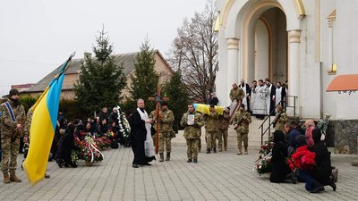 У Мукачеві попрощалися із полеглим на війні Віталієм Курицею У Мукачеві попрощалися із полеглим на війні Віталієм Курицею