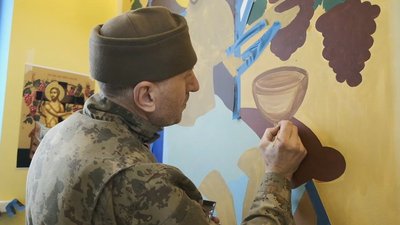 Працюють у візантійському стилі: нацгвардійці розписують храм на Вінниччині Працюють у візантійському стилі: нацгвардійці розписують храм на Вінниччині