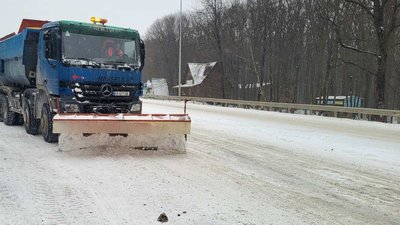 Машина очищує дорогу від снігу на Хмельниччині Машина очищує дорогу від снігу на Хмельниччині