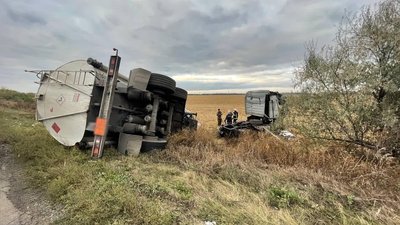 На трасі у Харківській області перекинувся бензовоз з 10 тоннами палива
