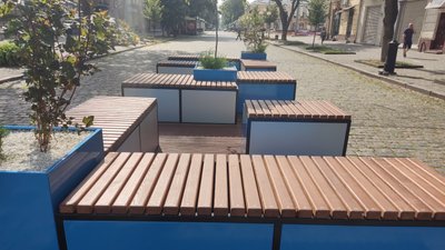 Парклет у Полтаві встановили за гроші партнерів із "GIZ" Парклет у Полтаві встановили за гроші партнерів із "GIZ"