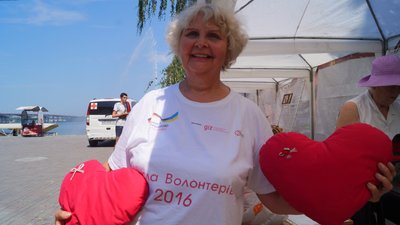 На Дніпрі доброчинному ярмарку національних меншин збирають кошти на підтримку ЗСУ — фоторепортаж На Дніпрі доброчинному ярмарку національних меншин збирають кошти на підтримку ЗСУ — фоторепортаж