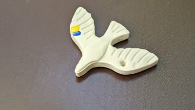 Житомирянка виготовляє підвіски, гроші з продажу яких донатить на ЗСУ Житомирянка виготовляє підвіски, гроші з продажу яких донатить на ЗСУ
