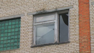 Вибиті вікна, двері, пошкоджена покрівля будинків. Наслідки ракетного обстрілу вінницької телевежі Вибиті вікна, двері, пошкоджена покрівля будинків. Наслідки ракетного обстрілу вінницької телевежі