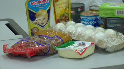 Продуктові набори до Великодня складають з продуктів, які приносять небайдужі до приміщення благодійного фонду "Карітас-Хмельницький". Фото: Суспільне. Поділля.