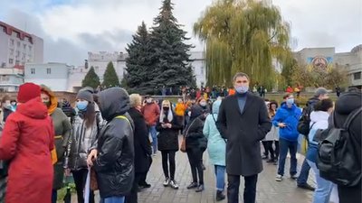 У Сумах підприємці влаштували акцію протесту проти карантинних обмежень У Сумах підприємці влаштували акцію протесту проти карантинних обмежень