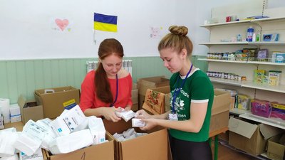 "Батько пішов воювати, і я не буду сидіти вдома". Діти-переселенці працюють в гуманітарному центрі Кропивницького