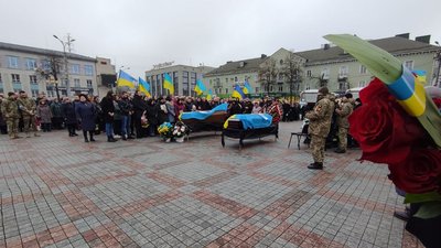 У Рівному попрощались із бійцями Миколою Сіруком та Дмитром Єфіменком У Рівному попрощались із бійцями Миколою Сіруком та Дмитром Єфіменком