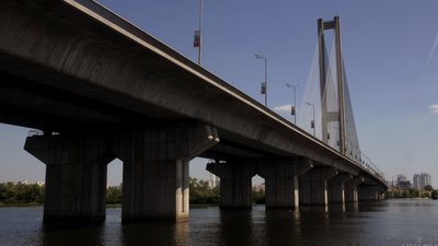 На Південному мосту у Києві обірвалась частина накривного листа, рух обмежений