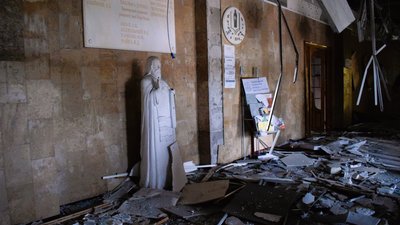Після обстрілів ЧНУ імені Петра Могили вціліла символіка університету Після обстрілів ЧНУ імені Петра Могили вціліла символіка університету