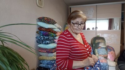 На Житомирщині бабусі пошили півтори тисячі подушок для військових На Житомирщині бабусі пошили півтори тисячі подушок для військових