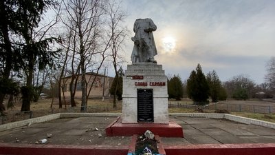Обстріляні пам’ятники і згорілі хати: як оговтується після обстрілів село Мартинівка Обстріляні пам’ятники і згорілі хати: як оговтується після обстрілів село Мартинівка