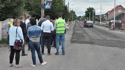 Турецька компанія за власні гроші ремонтує дорогу на Прикарпатті Турецька компанія за власні гроші ремонтує дорогу на Прикарпатті