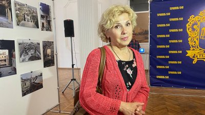 Відвідувачка виставки Відвідувачка виставки