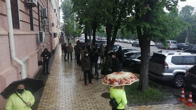 Журналісти та знайомі підозрюваних