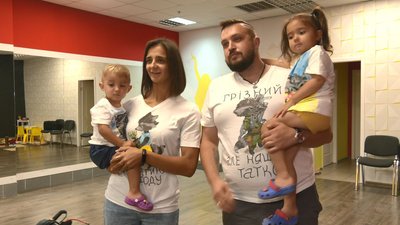 Черкащанка розмальовує футболки Черкащанка розмальовує футболки