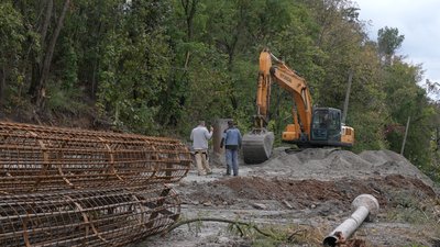 Як ремонтують дорогу до Монастирської Гори у Полтаві Як ремонтують дорогу до Монастирської Гори у Полтаві