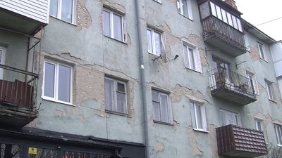 Мешканці будинку в Луцьку скаржаться на плісняву та тріщини. Що кажуть комунальники Мешканці будинку в Луцьку скаржаться на плісняву та тріщини. Що кажуть комунальники