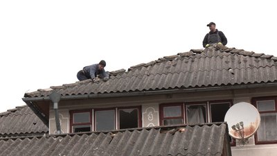 Люди ремонтують дах після обстрілів на Тернопільщині 22 березня Люди ремонтують дах після обстрілів на Тернопільщині 22 березня