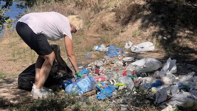 На Кіровоградщині жителі Олександрії влаштували акцію з прибирання на березі кар'єру На Кіровоградщині жителі Олександрії влаштували акцію з прибирання на березі кар'єру