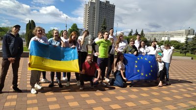 Руханка просто неба: сумчани зібралися на спортивний захід до Дня Європи Руханка просто неба: сумчани зібралися на спортивний захід до Дня Європи