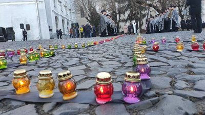 Майже 400 волинян прийшли на вшанування пам'яті жертв голодоморів у Луцьку Майже 400 волинян прийшли на вшанування пам'яті жертв голодоморів у Луцьку
