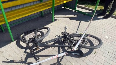 Велосипед, на якому чоловік наїхав на пішохідку
