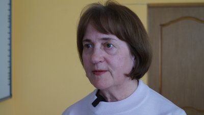 На Львівщині переселенці розмальовують великодні пряники для бійців – фоторепортаж
