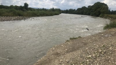Чоловік віддав під дорогу свій город. На Прикарпатті люди самотужки прокладають шлях після негоди