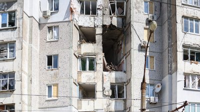 Удари по Херсону, багатоповерхівка