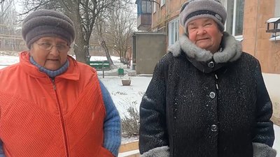 Поліцейські евакуюють людей з лінії фронту Поліцейські евакуюють людей з лінії фронту