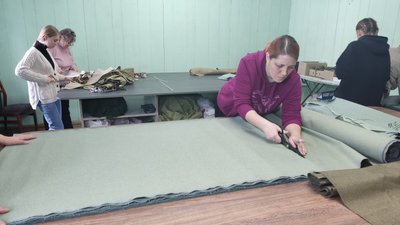 У Полтаві швачки-волонтерки відшивають розвантажувальні жилети, балаклави та білизну