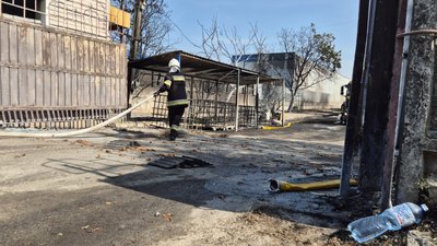 Рятувальники гасять пожежу, яка спалахнула у Броварах на Київщині внаслідок атаки РФ