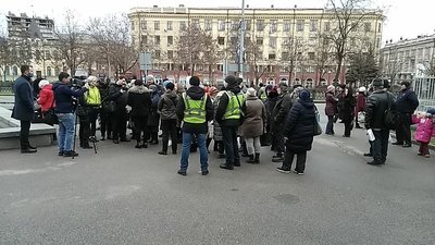 Біля будівлі Дніпровської міської ради пройшов мітинг проти підвищення тарифів Біля будівлі Дніпровської міської ради пройшов мітинг проти підвищення тарифів