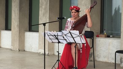 На підтримку ЗСУ: черкаська бандуристка організувала концерт просто неба На підтримку ЗСУ: черкаська бандуристка організувала концерт просто неба