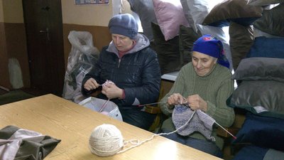 На Вінниччині волонтери шиють для оборонців подушки-бублики, килимки та шкарпетки