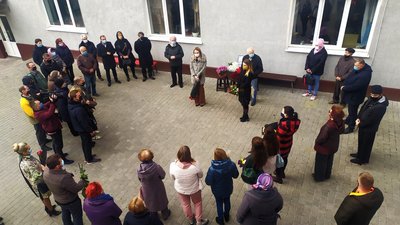 В останню путь провести митця прийшли його родичі, друзі та колеги В останню путь провести митця прийшли його родичі, друзі та колеги