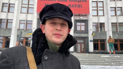 На будинку Тернопільської обласної ради розмістили банер з портретом Степана Бандери