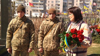 У Житомирі попрощалися з військовослужбовцем-спецпризначенцем Олександром Коблюком У Житомирі попрощалися з військовослужбовцем-спецпризначенцем Олександром Коблюком